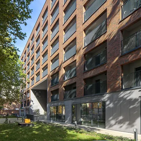 Modern Square With Balcony Apartman