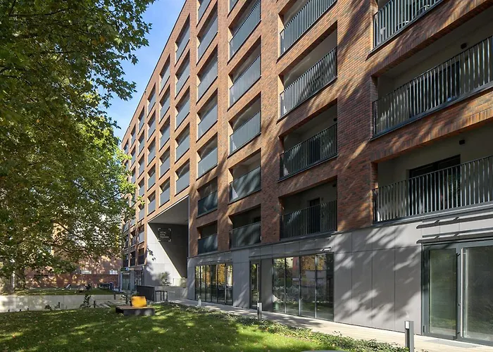 Modern Square With Balcony Lägenhet